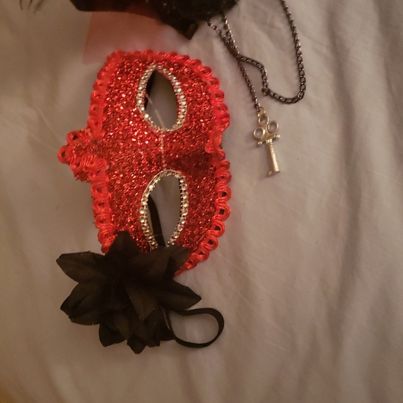 Is masquerade masks - Picture 2 of 3